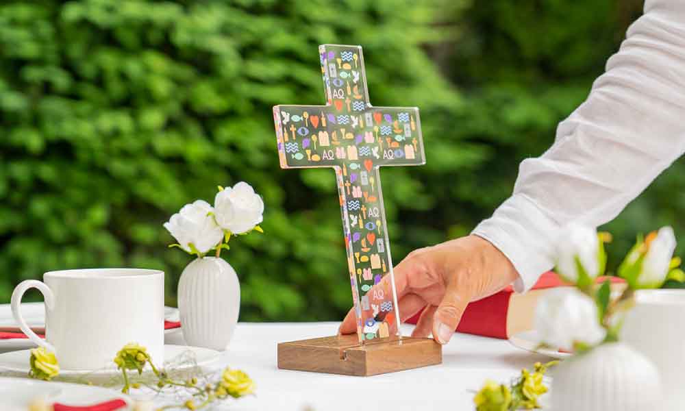 Das Kreuz als christliches Symbol als Dekoaufsteller